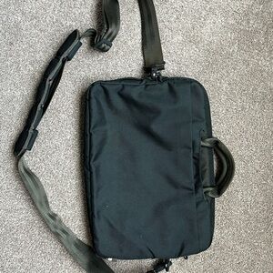 Incase Laptop Dark Turquoise/Teal Blue Messenger Bag – Padded & Plush Interior